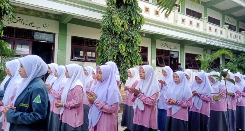 Pembiasaan Pagi dengan Apel dan Pembacaan Do'a di MAS Putri Miftahul Ulum