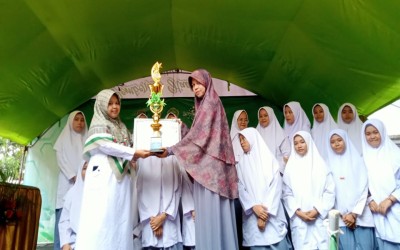 Pemberian Penghargaan dan Hadiah kepada Siswi Berprestasi di MAS Putri Miftahul Ulum